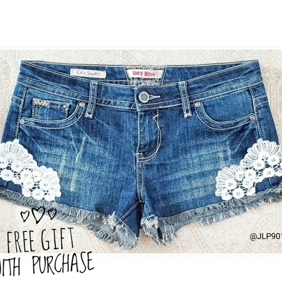 ʜᴏᴛ ᴋɪss ғʀᴀʏᴇᴅ ᴅᴇɴɪᴍ sʜᴏʀᴛs - Picture 2 of 6